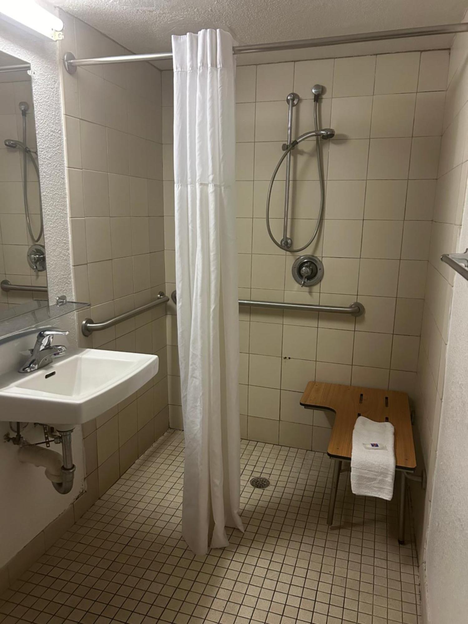 Hotel 6-austin, Tx 2*