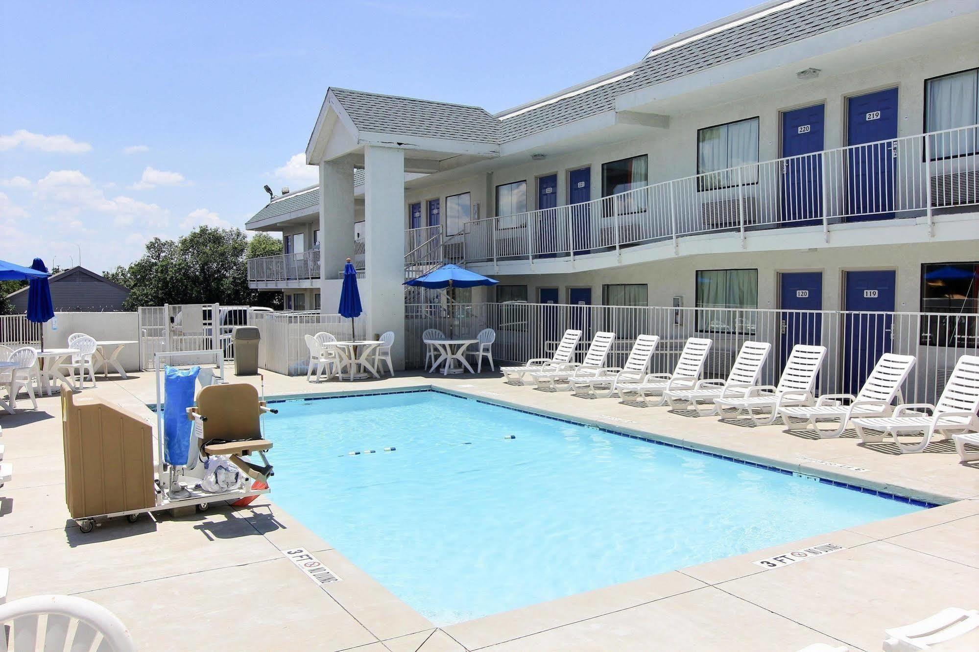 Hotel 6-austin, Tx 2*